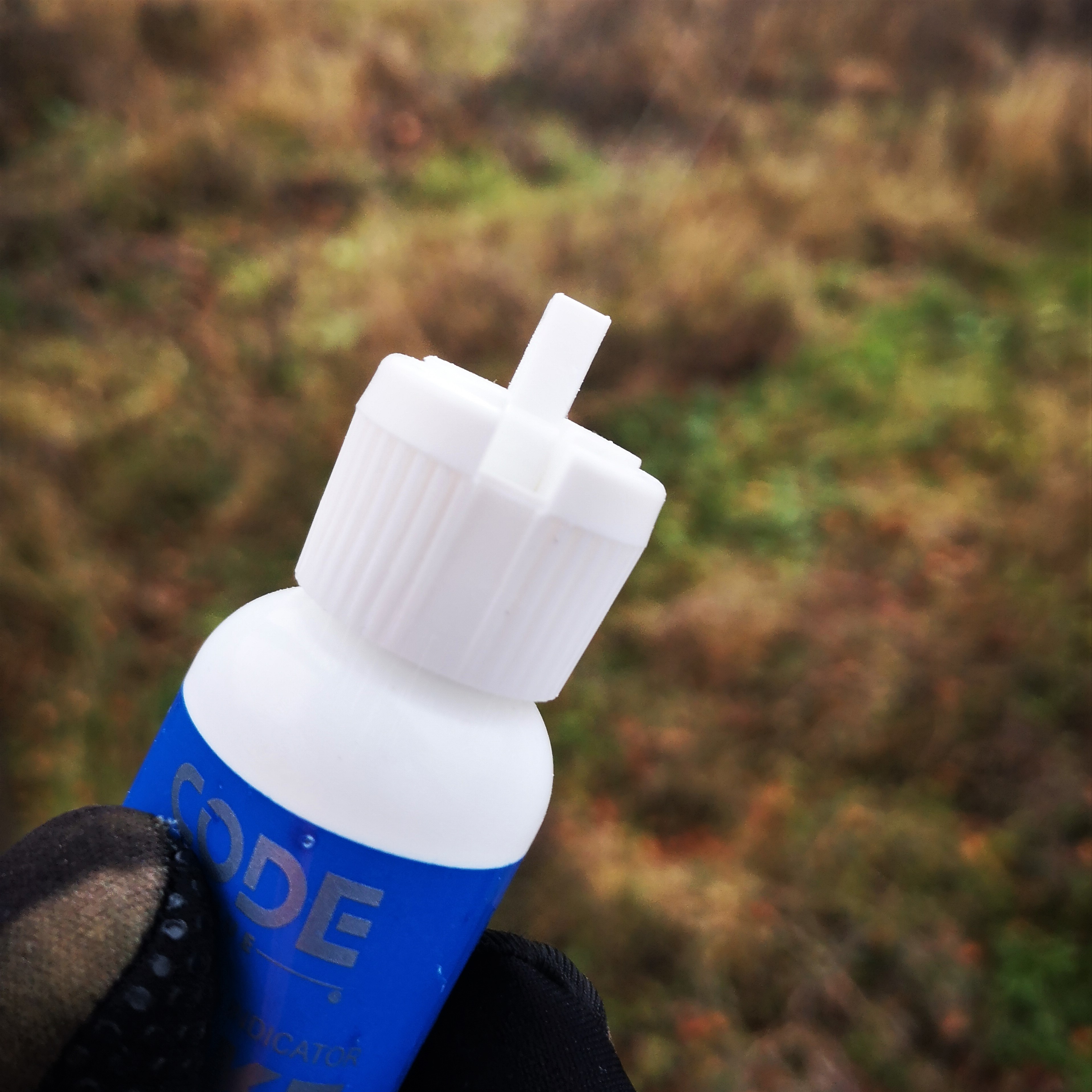 Die Flasche des Windrichtungsanzeiger muss nur geschüttelt und gedrückt werden. 