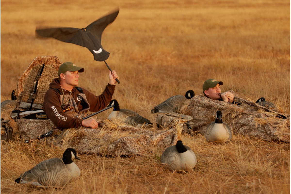 Die Gänseflagge Power Flag von Avery ist unverzichtbar bei der Lockjagd auf Gänse. Auf der Gänsejagd aus der Gänseliege wird mit der Gänseflagge das typische Schlagen bzw. Flattern der Gänseschwingen simuliert. 